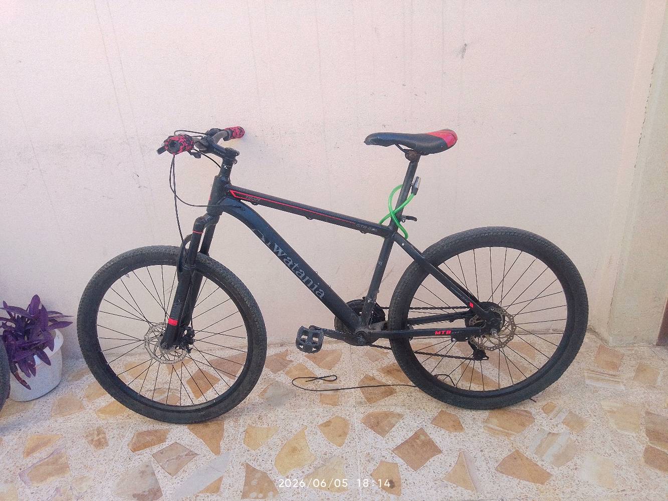 بايسكل BIKE جديد ونضيف 

كير امامي 3 كير خلفي 7  بريكات قويه وجديده جوب جديد اصلي زيتي مع قفل للبايسكل يفيدك للتشيخات ويفيدك اذا تحب تطلع بأمكان بعيده وبسرعه دبل امامي تضيف جاملغ (طفاريات) امامي / خلفي بريك نوع الدسك نفس الي يستخدم بالسيارات