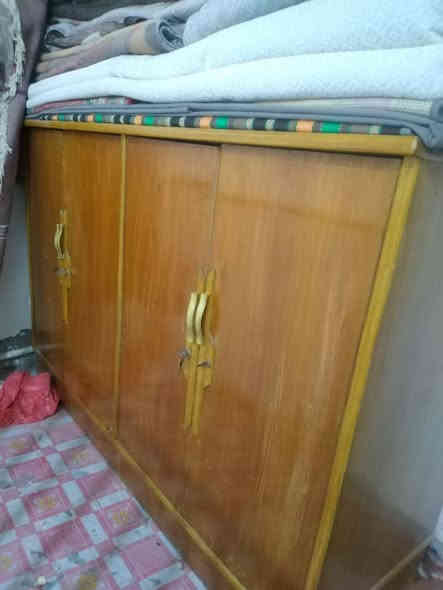 ميزنضدصاج اربع ابواب مستعمل نضيف البيع مكان سماوه شراي مراسله اوتصال ***********
