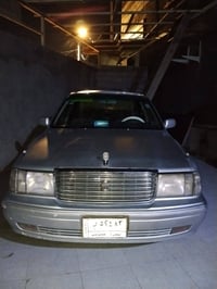 سياره كراون راس ثور لون سياره سمائي موديل 2000سياره جاهزه مكينه وكير ت...