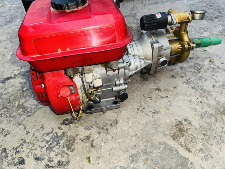 مضخة غسل 3 بستم محرك بانزين 7 ونص حصان شغال نكرة نظيفة جدا اخو جديد تخرج 3 صوندات 
مكاني بغداد 
السعر 150 الف 
***********
