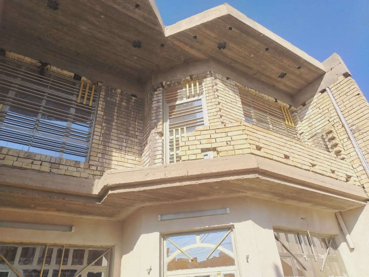 السلام عليكم دار طابقين  للبيع المساحة ١٥٠م طابو صرف الطابق الاول يتكون من استقبلال ومطبخ وصالة وغرفة نوم وحمام الطابق الثاني يتكون من صالة وحمام وغرف نوم عدد ٤ العنوان بغداد الشماعية حي الرحمة اخوان اني مكلف بالنشر للاستفسار الاتصال على صاحب الدار  *********** ابو علي
