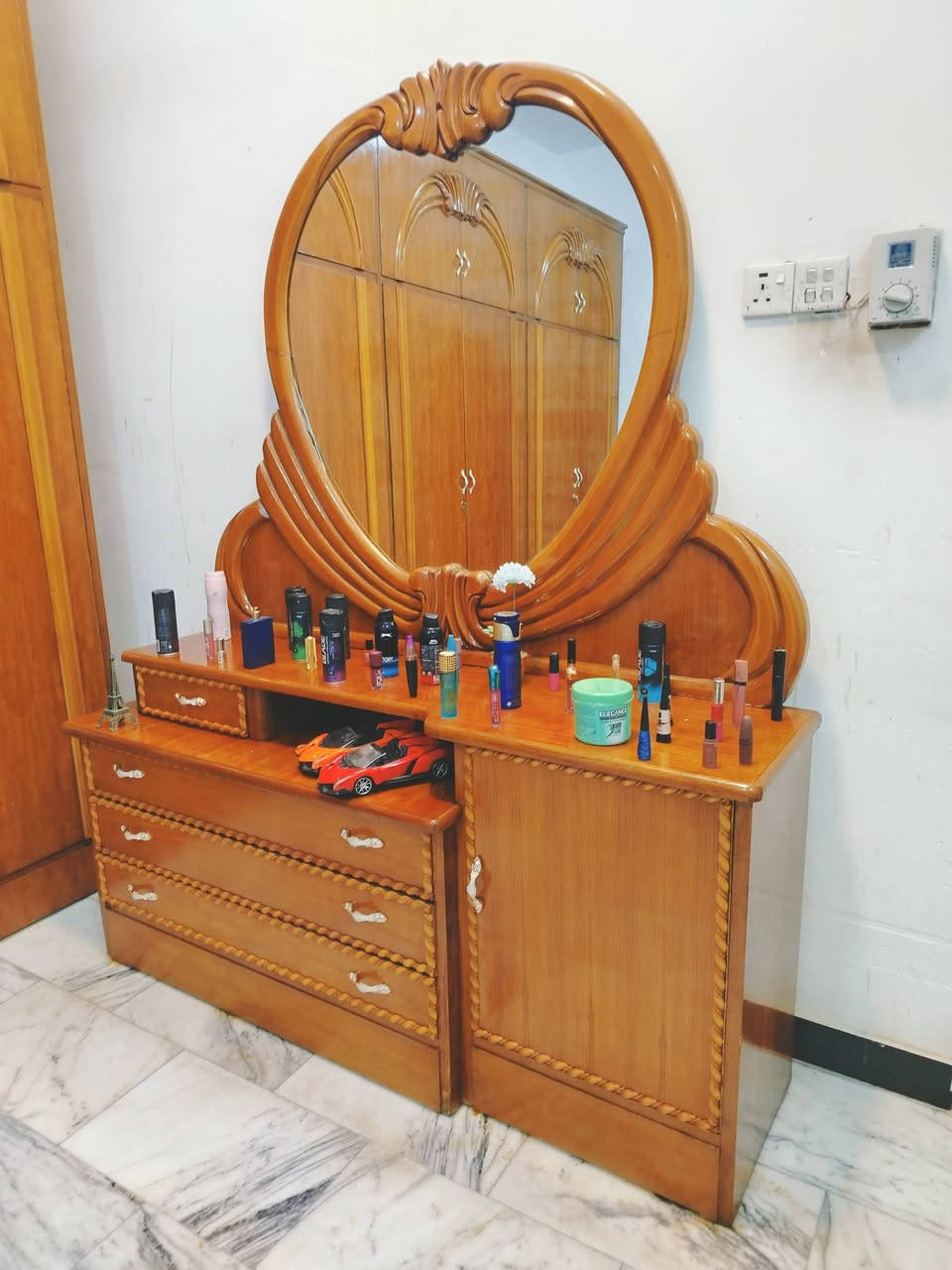 غرفة نوم تسكام صاج داخل وخارج شغل ثقيل استعمال قليل ضهر جرجوبه خمسه ملم استعمال قليل مابيها اي ضرر مكاني حلة حي الجزائر ***********.      ***********
