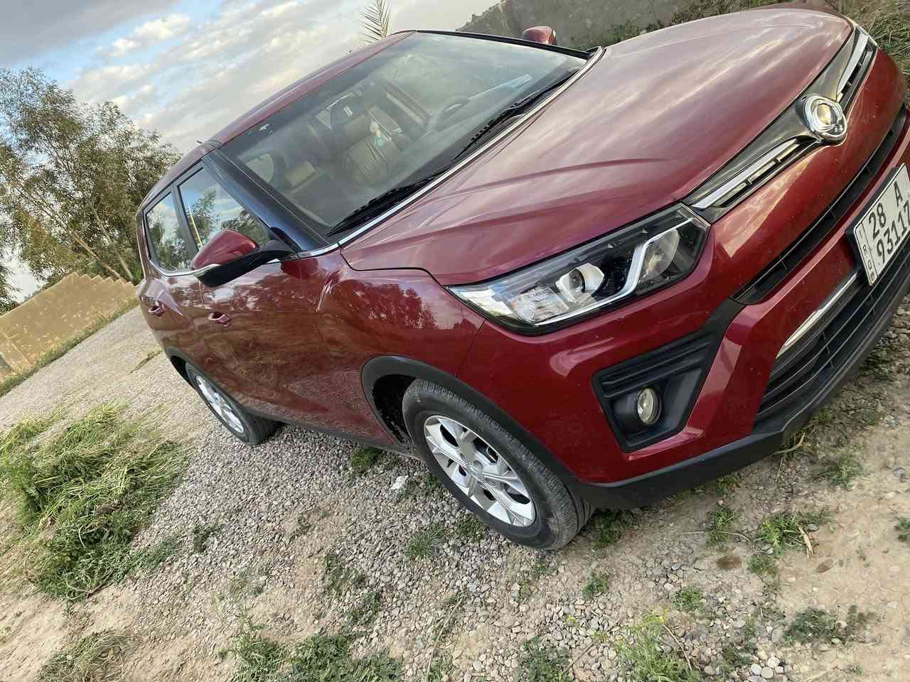 سانج يونج تيفولي 2022 بمحرك 1.6 لتر بقوة 128 حصان، وناقل حركة أوتوماتيكي من 6 سرعات. تتسارع من 0 إلى 100 كم/س في 12.7 ثانية، وتبلغ سرعتها القصوى 185 كم/س. تحتوي السيارة على نظام ترفيهي معلوماتي بشاشة لمس، وكاميرا خلفية، ونظام ملاحة GPS. من حيث الأمان، تتوفر السيارة بـ 6 وسائد هوائية، ونظام مكابح مانعة للانغلاق (ABS)، ونظام توزيع قوة المكابح إلكترونياً (EBD).
مواصفات سانج يونج تيفولي 2022:
المحرك: محرك 4 سلندر سعة 1.6 لتر بقوة 128 حصان.
ناقل الحركة: أوتوماتيكي 6 سرعات.
التسارع: من 0 إلى 100 كم/س في 12.7 ثانية.
السرعة القصوى: 185 كم/س.
ناقل الحركة: أوتوماتيك 6 سرعات.
نظام الترفيه: شاشة لمس، نظام ملاحة GPS، كاميرا خلفية.
الأمان: 6 وسائد هوائية، ABS، EBD.
المقاعد: تتسع لـ 5 ركاب.
حجم الشنطة: 427 لتر.
بلد المنشأ: كوريا.
استهلاك الوقود: 10 لتر/100 كم (تقريبي). 
مواصفات إضافية:
تتوفر السيارة بخيارات دفع أمامي أو كلي (AWD).
بعض الفئات تأتي بمقاعد جلدية مع تدفئة وتهوية.
تتوفر أنظمة مساعدة السائق مثل حساسات الركن وكاميرا الرؤية الخلفية.
تتوفر أنظمة تحكم في صعود ونزول المرتفعات.
تدعم السيارة آبل كار بلاي وأندرويد أوتو

السياره ماشيه 50 الف 

مكفوله كفاله عامه 
١٢٥سعرها


**إذا كنت صاحب هذا الإعلان وتريد حذفه لأي سبب، رجاءا أرسل رسالة إلى الدعم الفني**