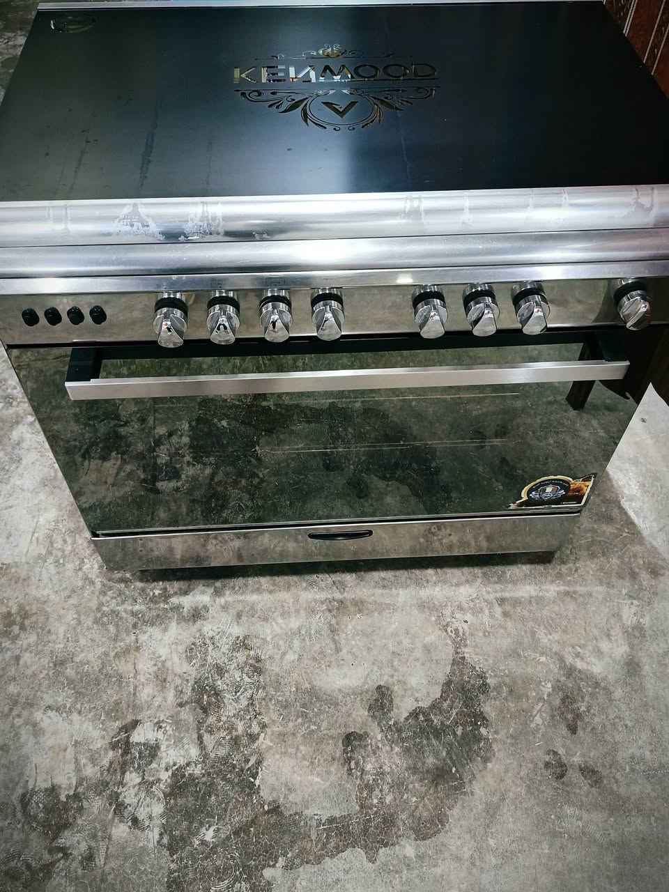 طباخ مصري تصميم ايطالي كلش نظيف وشغال مثل الي بلصوره مستعمل شي قليل مع كامل ملحقاته
***********
