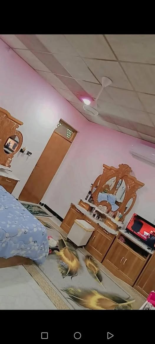 بيت  للبيع حي العسكري الثاني  
اقرب نقطه داله جامع الامام الحسين   
المساحه 200 متر   طابو صرف 
          طابقين عكادة 
الطابق الاول غرفتين وصالة ومطبخ واستقبال وصحيات والطابق الثاني  غرف نوم وصالة وصحيات
السعر 125 مليون وبي مجال
للاستفسار : ***********
