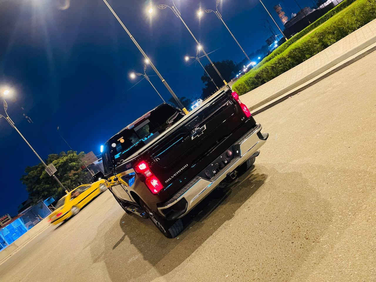 سلام عليكم
شوفرليت سلفرادو لون اسود
موديل 2023
سيارة 4×4 فورويل 
باب طويل بدي قصير المرغوب 
باب البدي قطعتين درج كهرباء
جامه عل بدي كهرباء
موصفات LT 
تحديد مسار
رادار امامي 
مانع تصادم امامي

Apple carply wireless 
Android auto wireless 
تدفئة مقاعد 
تدفئة ستيرن 
كروز سرعه تفاعلي 
بيه نظام WIFI 
تشغيل عن بعد 
فتح قفل ذكي بدون مفتاح 
لايت auto beam ذكي
محرك 2.7 تيربو المرغوب 
كفر حوض جلد اصلي

و بعد بيه هواي موصفات خير و بركة 
السيارة رقم بغداد باسمي

ماشية 20000 ميل 
 بدون تبديل او صبغ 
تبديل دعامية 
بيها بارد وتكحيل بسيط
***********
السعر 325 وبيها مجال
