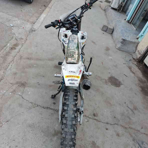 دراجه قفاز سي ار اكس موديل 23درجه حلوه ونضيفه مكينه ما مفتوحه شلعه ومعدل مكينه300 ديالى بلدروز السعر725رقم ***********
