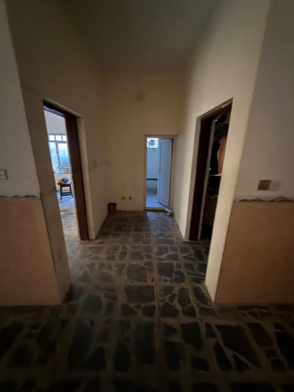 بيت للإيجار المساحه ٢٥٠ متر الموقع تجاري حي العامل المنطقه الثالثه  للاستفسار الاتصال على الرقم ***********
