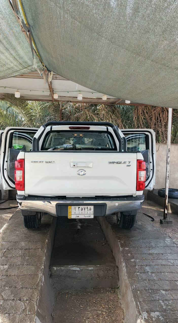 للبيع: بيك أب جريت وول وينجل 7 موديل 2021 باللون الأبيض بحالة ممتازة! تبحث عن بيك أب قوي وعملي بتصميم أنيق ومقصورة مريحة؟ إذاً، هذه هي فرصتكِ!
‏** المواصفات الشاملة:** 
‏
‏* المحرك: تتميز السيارة بمحرك ديزل قوي (تيربو)بسعة 2.0 لتر يولد قوة 143 حصان وعزم دوران 315 نيوتن متر، مما يوفر أداءً ممتازاً للتحميل والطرق الوعرة. 
‏* الجير: يأتي ناقل الحركة يدويًا بـ 6 سرعات. 
‏* اللون: السيارة باللون الأبيض الؤلؤي والكشر  بحالة ممتازة. 
‏* المقصورة الداخلية: تتميز المقصورة برحابتها ومقاعدها المريحة المصنوعة من الجلد الجوزي ، المطعم بتفاصيل جلدية أنيقة في الأبواب، مما يوفر بيئة من الفخامة والراحة. 
‏* الحمولة: بقدرتها على تحميل حوالي طن ونصف، تعتبر وينجل 7 مثالية للاحتياجات التجارية والعائلية.
‏ * نظام المكابح: مزودة بمكابح قرصية مهواة في الأمام والخلف، توفر قوة إيقاف ممتازة وأنظمة مساعدة مثل نظام الثبات الإلكتروني (ESP)، ونظام المساعدة في بدء الصعود (HAC) ما تخلي السيارة تسرح من تصعد او من تغير نمره وانت بصعود ، ونظام المساعدة على الفرملة (BA)، ونظام مراقبة ضغط الإطارات (TPMS) لضمان سلامتكِ.
‏ * الحساسات: تحتوي السيارة على حساسات خلفية للمساعدة في الاصطفاف. 
‏* الإكسسوارات والمميزات: فرش جلد مميز، شاشة عرض للوسائط، أضواء نهارية LED، وميزات أخرى تعزز راحتك وأمانك. السيارة بحالة ممتازة ونظيفة بالكامل، لا تفوتي هذه الفرصة الذهبية!
‏** السعر125 وبيه مجال بسيط 
‏رقم الوتساب ***********
