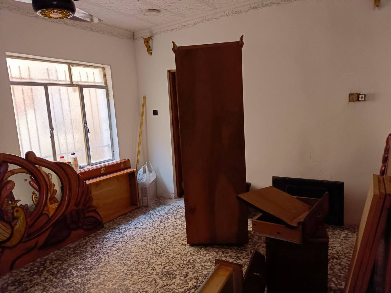 السلام عليكم 

غرفة نوم ٦ طلاقات مع ملحق صنع عراقي صاج 

ملاحظة عدم وجود صور لأنها مفككة* 

المكان الحبيبة قرب وليد ابو الكص 
رقم الموبايل:
***********
