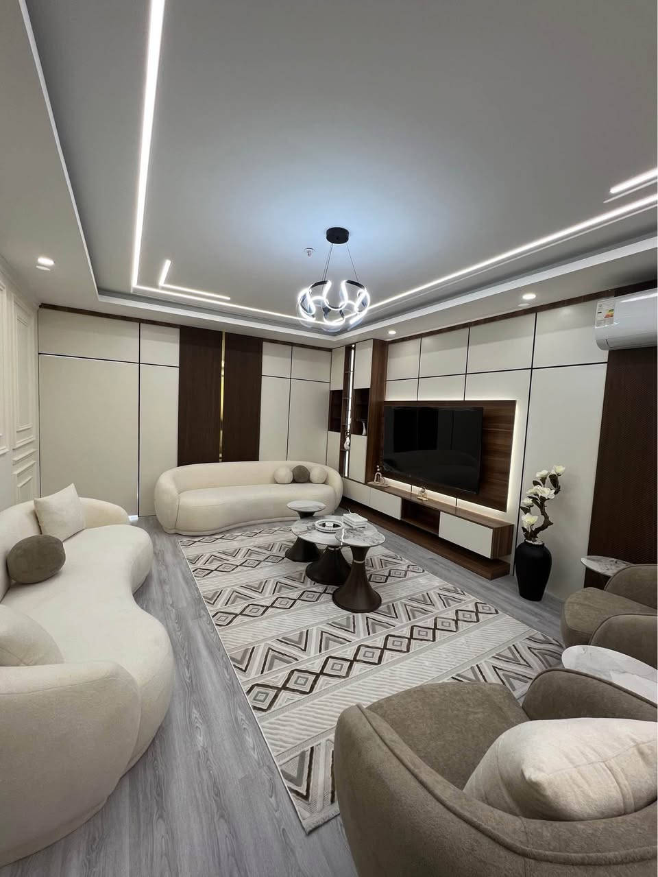 شقة للبيع باثاث غير مستخدم و ديكورات حديثة 
الشقة مساحتها 170 متر 
متكون من ثلاث غرف نوم 
و موقعها في اربيل مجمع واو تاورز علي شارع 100م مقابيل جامعة جيهان في المربع الذهبي 
و المجمع يوجد فيها جميع الاحتياجات و قريب علي كلشي  
عقارات الرفاهية
للأستفسار : *********** أربيل, العراق
