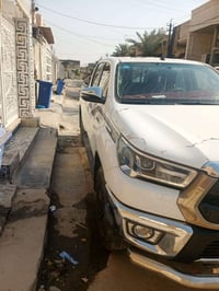 هايلوكس موديل 2024 فور ويل رقم واسط إنكليزي كويتي بصمه تشغيل وابواب كف...