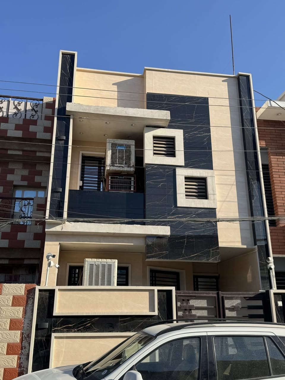 دار للبيع
المساحه 100م 

الوجه 5نزال 20 بناء حديث 

يحتوي على مدخلين 

صاله ومطبخ وخدمات 

وثلاث غرف نوم 🛌 العنوان شهداء البياع 

قرب جامع معاذ ابن جبل

الاستفسار ***********
