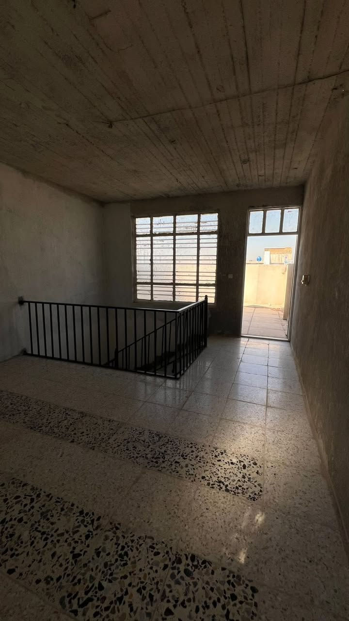 السلام عليكم بيت 60 بناء جديد متر زراعي مكانه الأمين  الثانيه نهايه شارع كرار الوائلي عارضه ب75 وبيه مجال البيت يحتوي ع طابق الأول استقبال وصاله حمام ترك جبير  طابق ثاني غرفتين  طابق ثالث بيتونه جبيره وسطح كامل من كل شي 

للأستفسار / ‭٠٧٧١ ٧٣٢ ١٦٦٩‬
