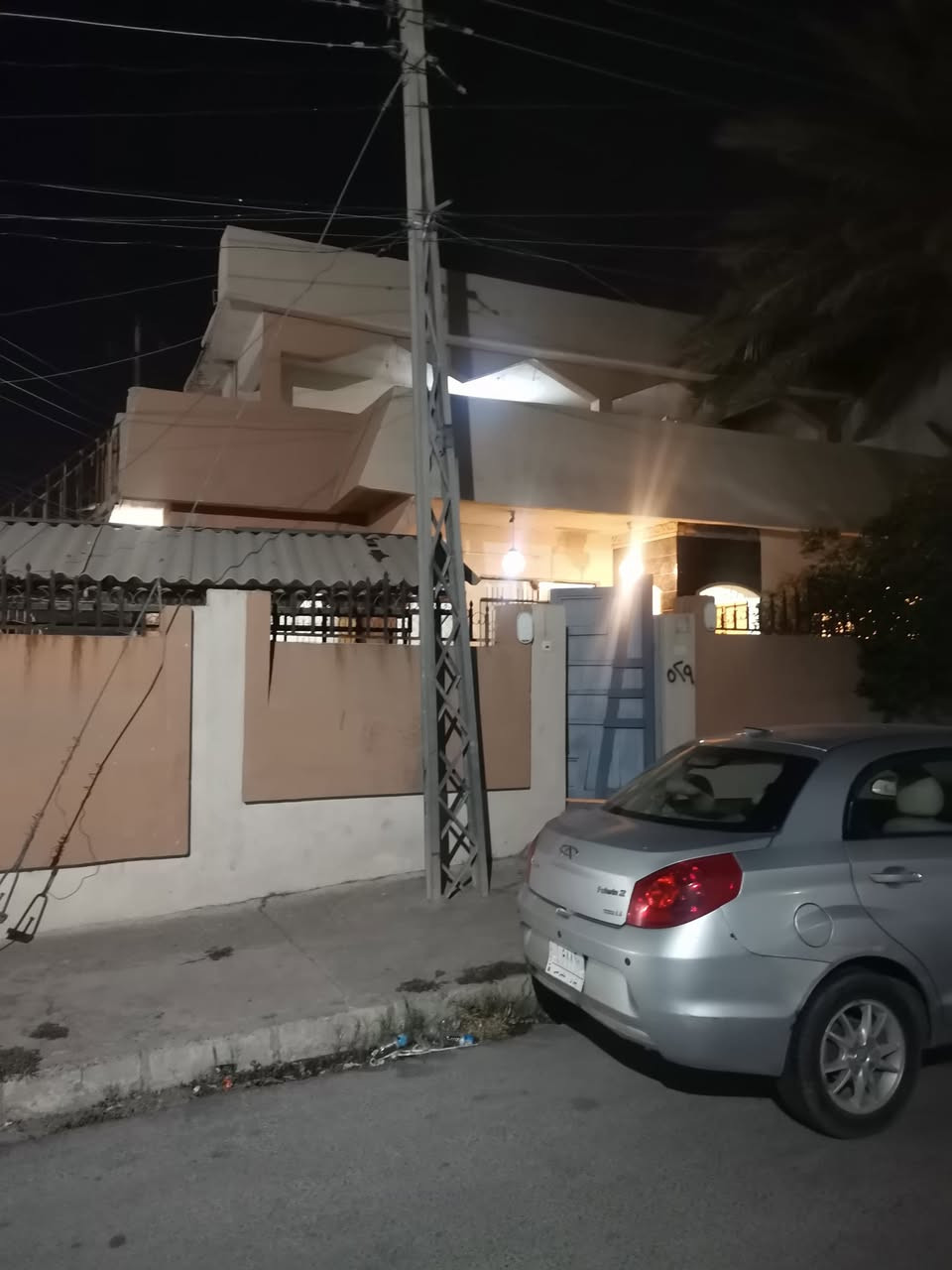 بيت للايجار ركن طابقين 280 كبير وواسع
الارضي كراج وحديقه وطارمه ومطبخ وهول واستقبال ومخزن وصحيات غرفتين نوم..
الطابق الثاني غرفتين نوم وهول وطرمه وصحيات
مع العلم يوجد درج خارجي ل الطابق الثاني
حي النور الأولى خلف جامع ذي النورين شارع عريض وركن
البيت يفرغ بعد ثلاثة ايام و من صاحبه الشرعي بدون دلاليه ***********
***********
