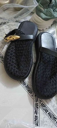صنادل نسائية • زارا • مشبك ذهبي