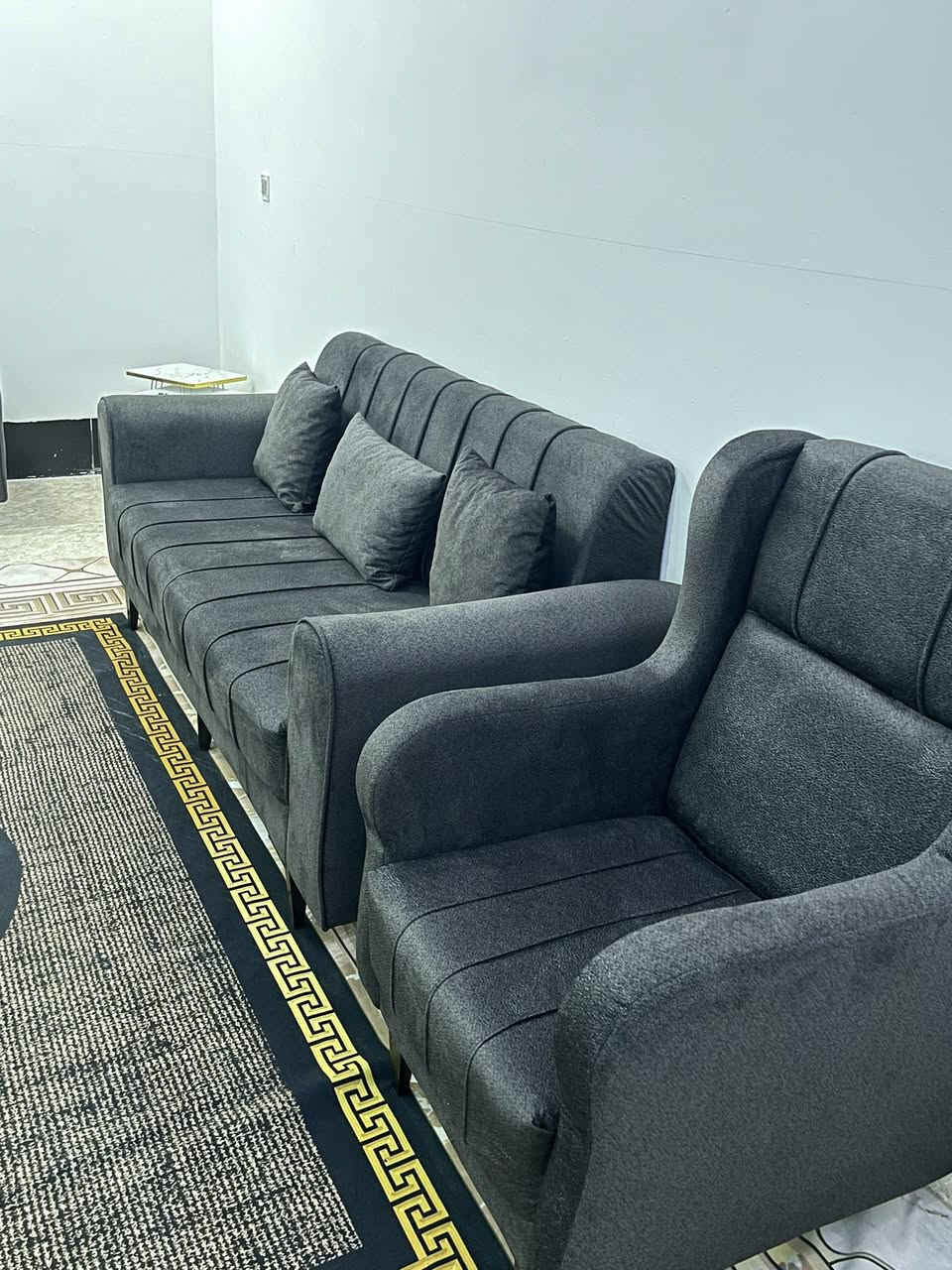 تخم قنفات للبيع 10 مقاعد  اثنين ثلاثي -واحد ثناني - اثنين كراسي + 8 كوشات ويه _ صار اسبوع من ماخدته اريده ب 575 بيه مجال  مكاني كركوك للاستفسار اتصال ع رقم  ***********
