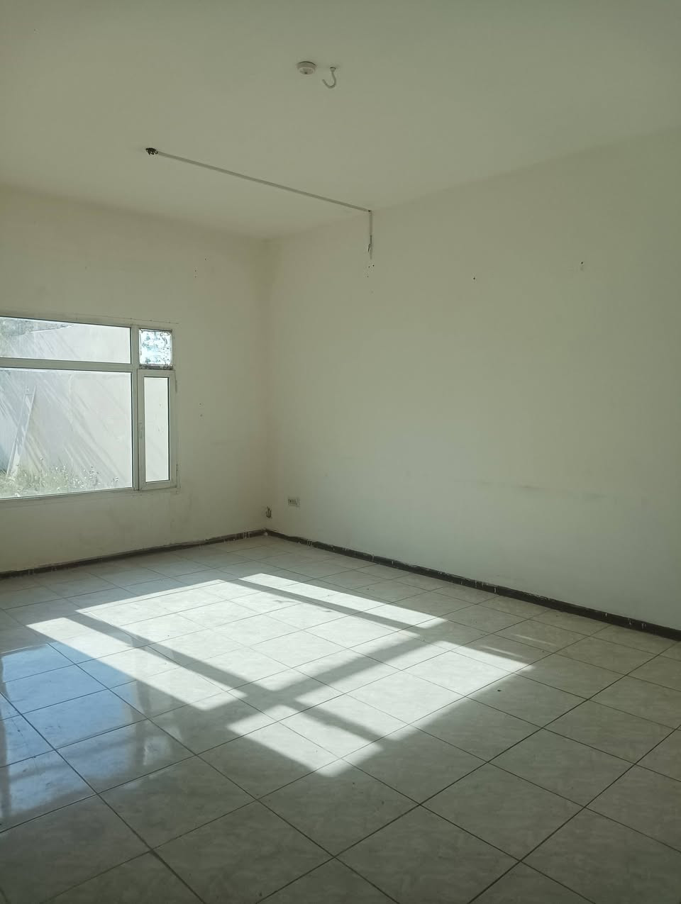 للبيع 250م موقع مميز بقرية الغدير الاولى بلوك 43 خلف السنتر مقابيله فضاء 4غرف غرف نوم صحيات 3 مسقف كيسبان الطارمه حديقه  مغلفه بالحجر السعر 285 ملاحظه - البيت فارغ
***********
اتصال+واتساب
م//بوابة الغري
