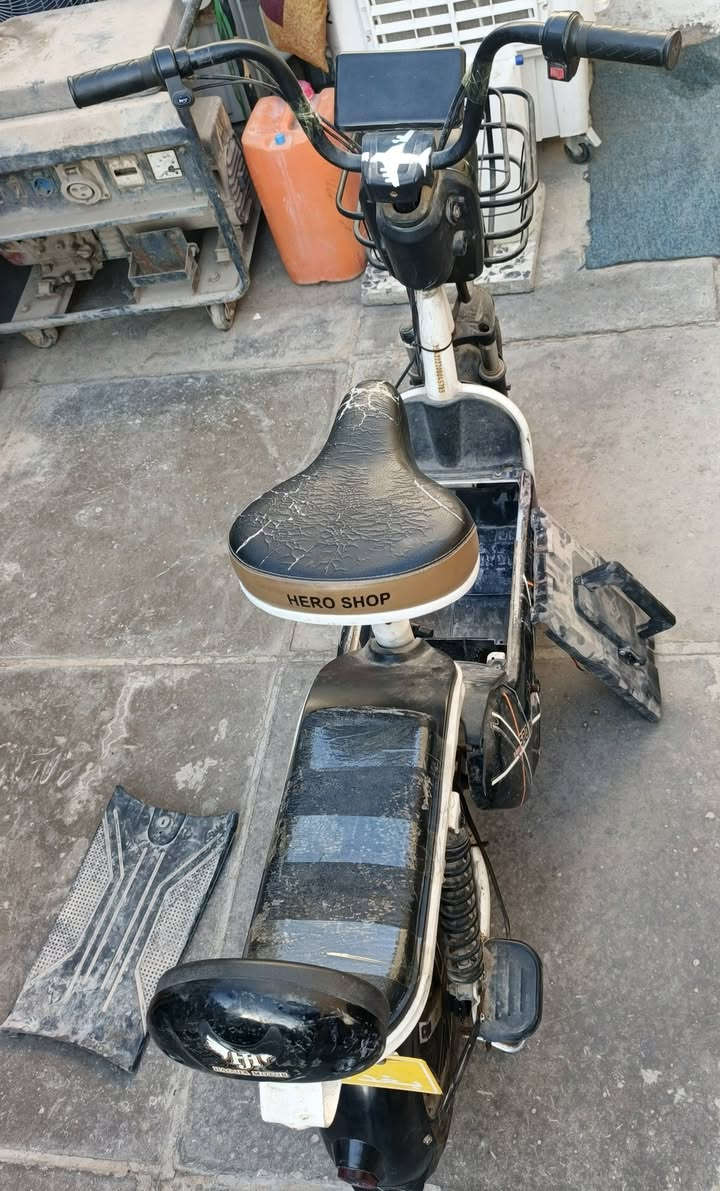 السلام عليكم درجه شحن بدون بطاريات ابيع هل موجود تجي شوفها تاخذها بعد ماترجع كم حديد تمام بسعر ١٠٠ الف قفل الموشراي لايتعبني كلنه تعبانين رجااا عنواني زعفرانيه شارع معهد رقم الهاتف ***********
