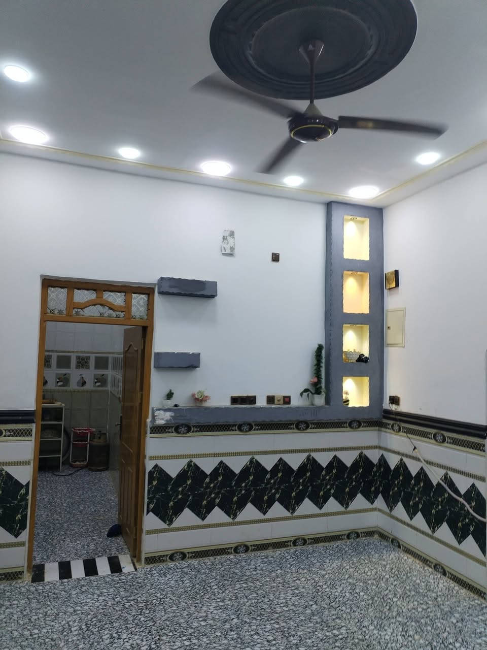 :
🏠 بيت للبيع - نهاوند الرابعة
​منزل مميز بمساحة جيدة وتفاصيل بناء متنوعة، جاهز للمعاينة.
​التفاصيل الأساسية:
​الموقع: نهاوند، الرابعة.
​المساحة الكلية: 200 متر مربع.
​تفاصيل البناء:
​الطابق الأول (الأرضي): بناء بلوك.
​الطابق الثاني: بناء طابوك.
​📞 للاستفسار والتواصل
​للمزيد من المعلومات أو لتحديد موعد لزيارة البيت، يرجى الاتصال على الرقم التالي:
​***********
