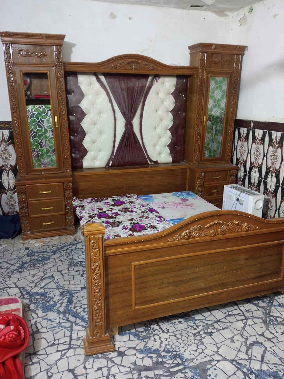 سلام عليكم غرفه تسكام جربايه كامله وميز تواليت بدون كنتور بس معروض ب190 وبيهن مجال شرط تسكام مكاني قرب الحر ***********
