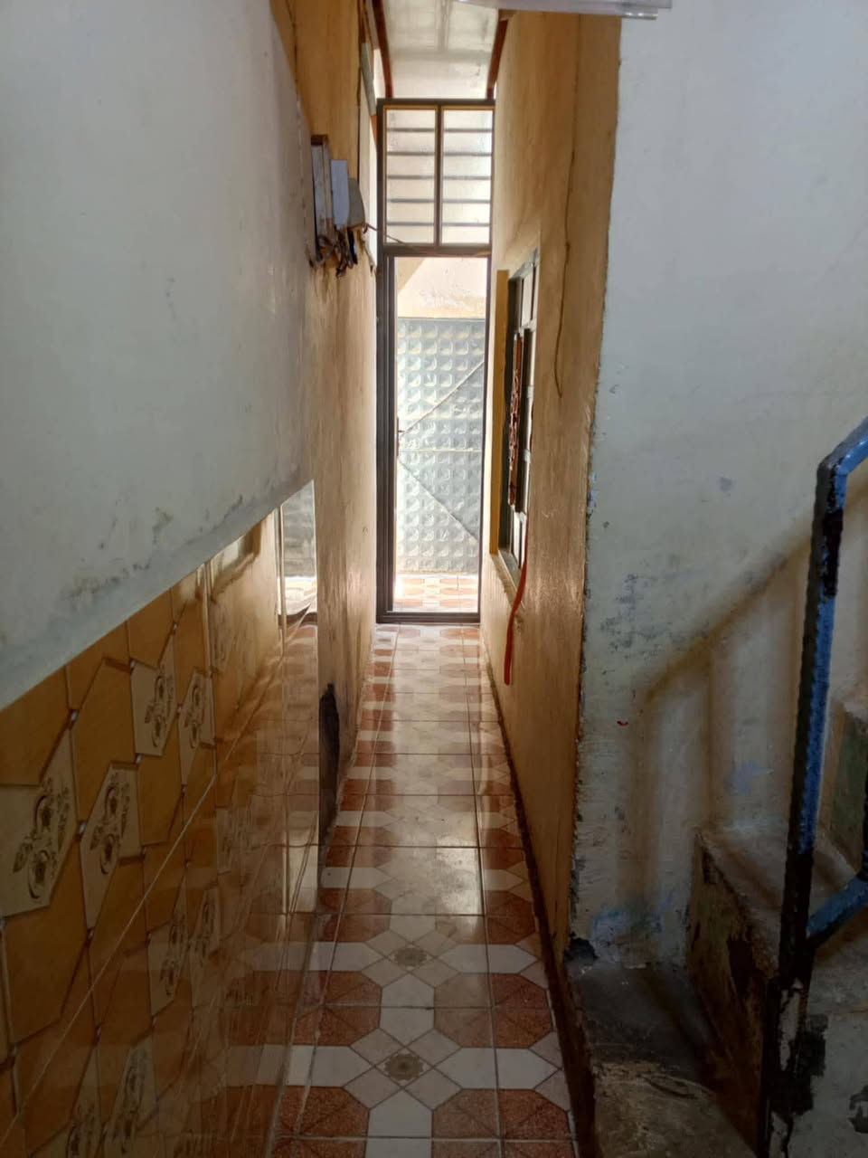 50 متر عكاده نضيف غرفه وصاله ومطبخ وتخاريج وغرفه فوك العنوان حي ميلاد قرب شارع ميلاد نصر سعر 45
*********** وليد الكرعاوي
