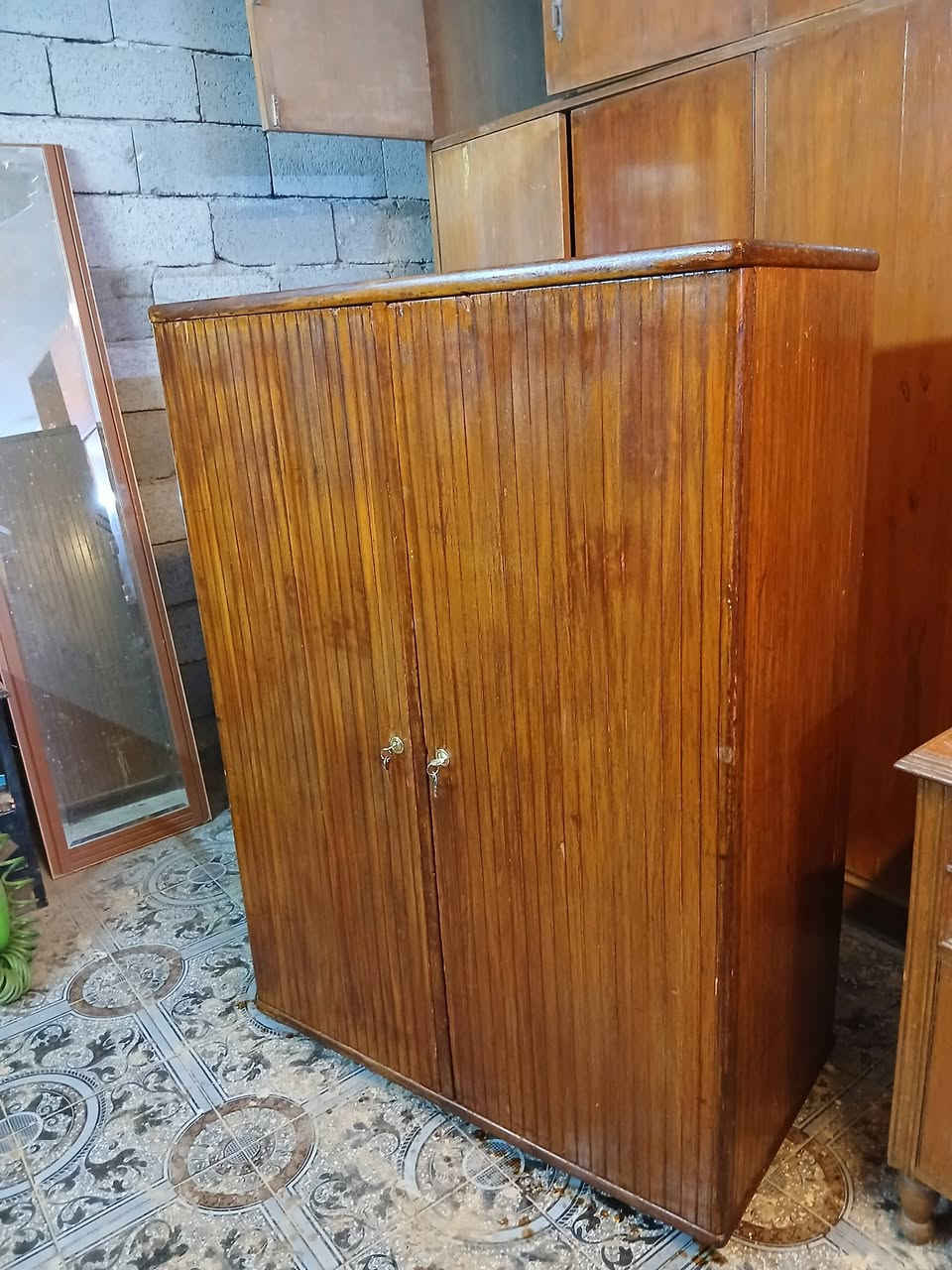 غراض مستعمله نظيفه جدا للبيع كلمن وسعره المراسله خاص او الاتصال ***********مكاني بغداد مامتواجد عالفيس
