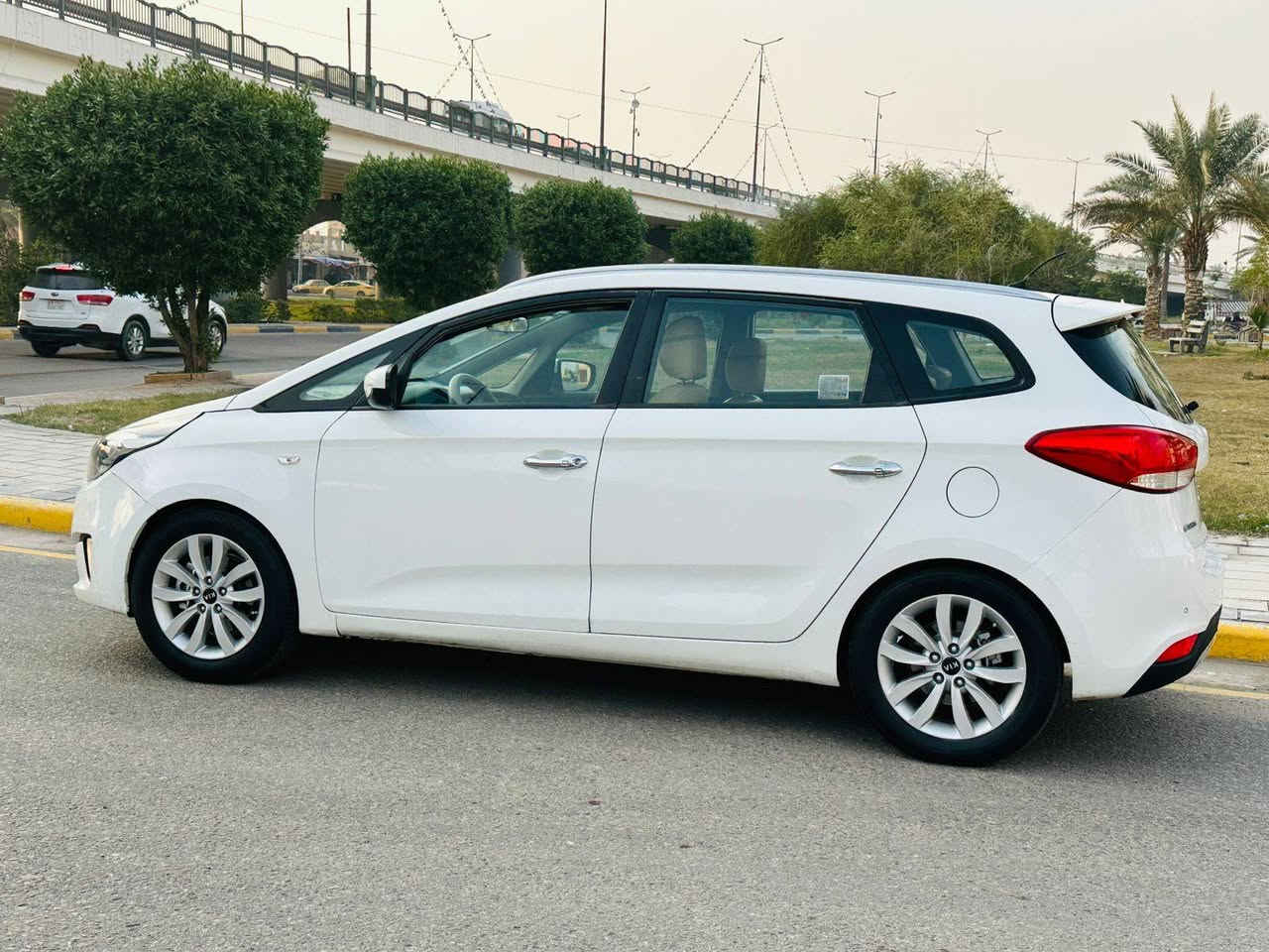 سلام عليكم للبيع كيا كارنز موديل 2014 السعر 135 وبي مجال بسيط بيه قطعتين صبغ موصفات مكينه 2000 دوش سبعه راكب تحكم ستيرن جهتين ايكو اقتصاد حساسات داخلي بيجي كشن كهربائي ستيرن تدفئه وباقي موصفات المعروفه مكينه وكير كفاله تخم تاير حداديه تبريد تدفئه شغال سنويه لـ 28 تحويل مباشر العنوان كربلاء للستفسار ***********
