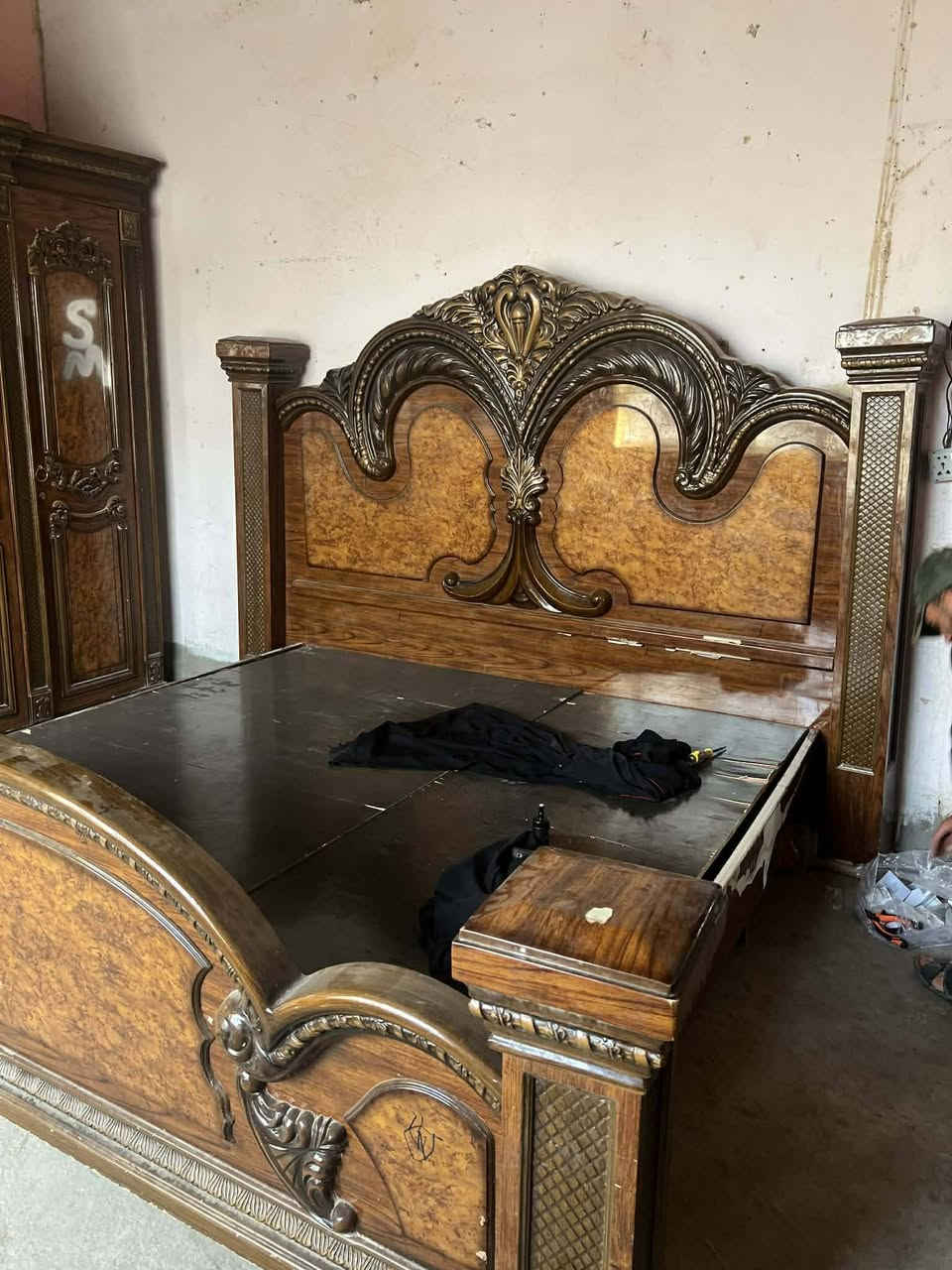 السلام عليكم غرفه صاج نضيفه للبيع ب٢٠٠وبيها مجال شي قليل الشراي يتصل ***********
