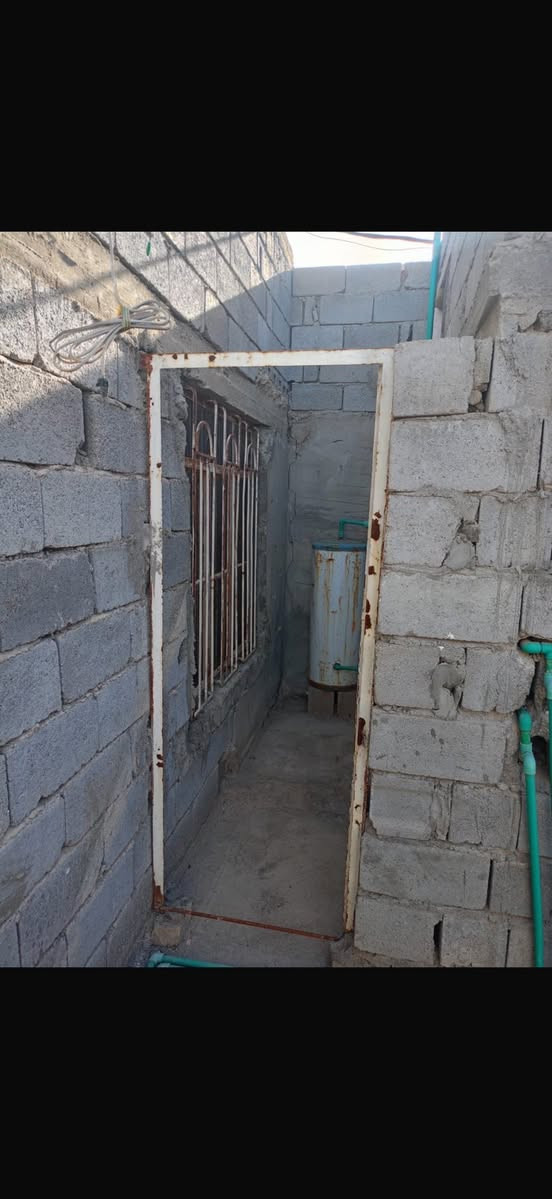 ٱلْسَلآإمّ عَلْيّكَمُ وَرَحَمُةٌ ٱلّلـھٌ ༅
بيت تابع للبلديه
مساحته 200 متر يحتوي على غرفتان كبيرتان مسلح

وحمام مشترك. داخلي وتواليت خارجي 

وبيه صاله واستقبال ومطبخ فقط بدون سقف

والشارع كصوه وموقعه مناسب بعويسيان قرب السوق  سعره 22 مليون وبيه مجال للشراي 

***********
