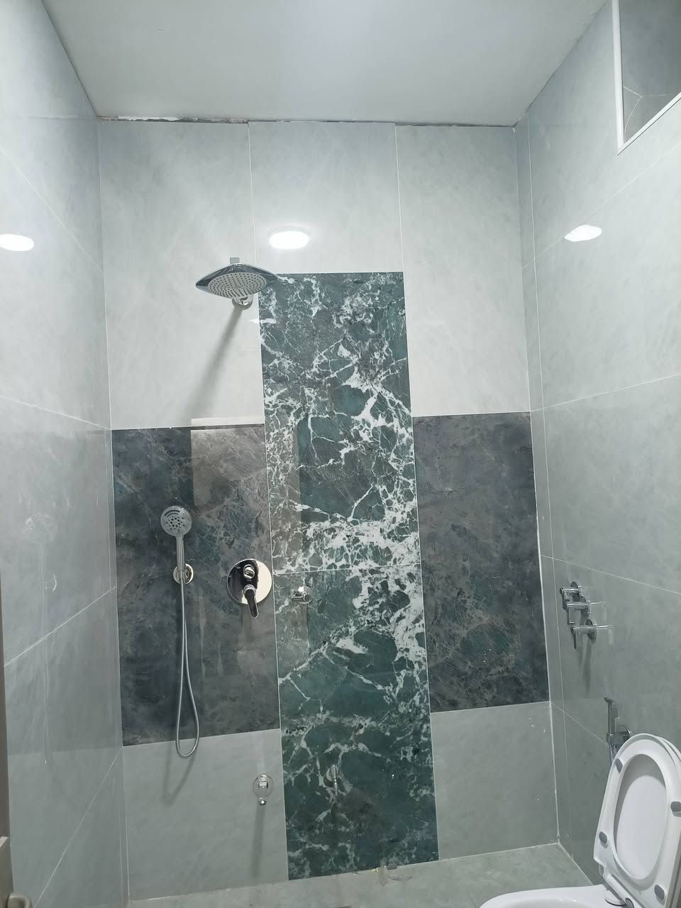 بيت للبيع المساحه 200متر حي اور ست غرف نوم صالتين واستقبال ومطبخ البيت جديد غير مسكون للاستفسار ***********
