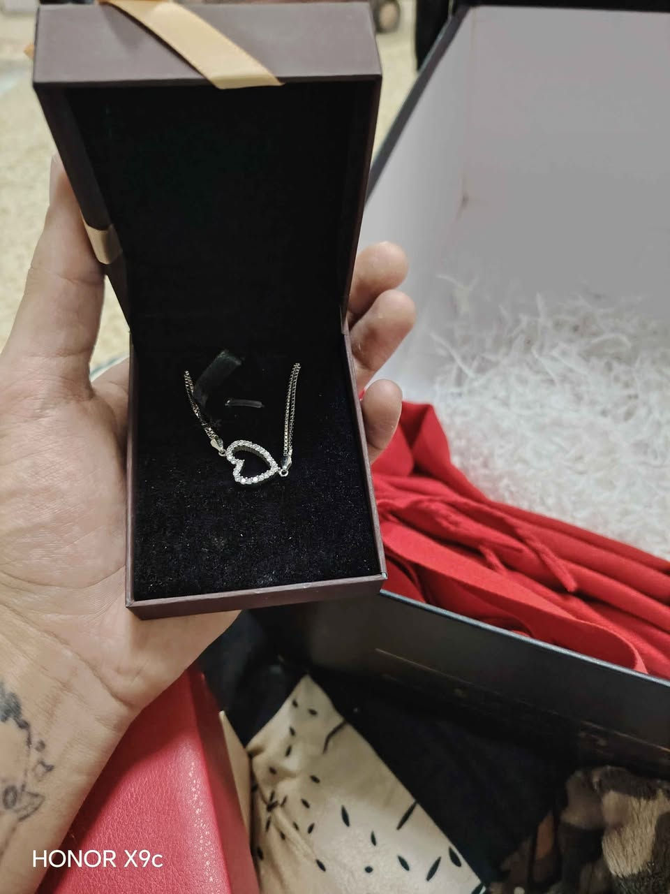 السلام عليكم 
سوار فضة مختوم 40 الف 
قلادة صيدلة فضة مختومة ختمين 50الف
بوكس ساعة مع سوار مع ورد صابوني 35الف
دمية ستيتش قياس 50cm ..الحجم الكبير 30الف
علبة هدايا لمس انارة 20الف مع القلادة 30الف
بوكس عزف لحن love lobdon سعره 10الف
شال ميكاسا كشمير درجة اولى سعره 10الف
مطارة حافظ حرارة وبرودة مختومة ختمين سعرها 10
الغراض كلهن جدد غير مستعملات مع ضمان الفحص 
عنواني حلة_حي الامام يتوفر توصيل 
*********** حلة, بابل
