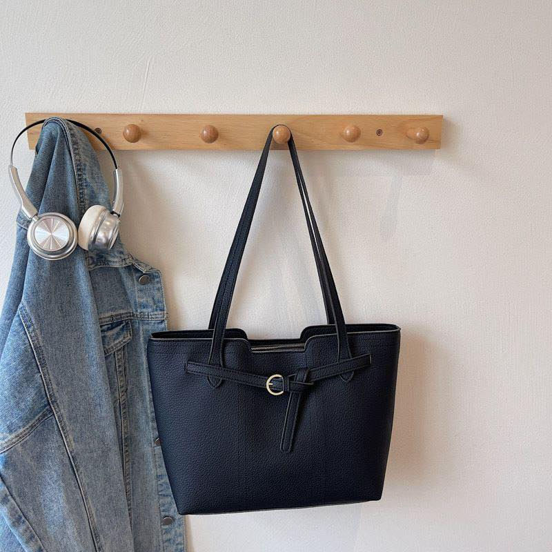 ❣️جــديــد  الانسه ❣️

حقيبه (جامعيه ) حجم كبير  مختومه من داخل جلد سوفت طري مقسمه من داخل بسحابات 

 شغل اصلي كوالتي عالي ضمان 

  
لمراسله
واتساب📲***********
انستغرام 📲4use0 📲
العنوان // شارع 13 // قرب مجمع المقيم // مقابل ازياء الجوهره
يتوفر توصيل داخل النعمانيه 🛵 وباقي المحافظات 🚖
