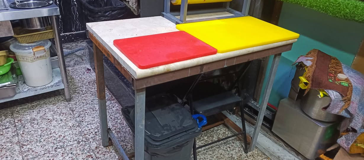 السلام عليكم ، مطعم جاهز للبيع
العنوان / قرية الغدير الأولى - البوابة الأولى - شارع مدرسة الإدريسي قرب اسواق بغداد
ايجار المطعم شهرياً 500 الف وكل شهر بشهره
المطعم يحتوي على التالي 👇
١. ميز طعام عدد 8
٢. كراسي عدد 16
٣. براد مشروبات عدد 2
٤. براد مقبلات عدد ١
٥. بلازما حجم 52 + منظومة كاميرات كامله مع السيستم ( صوت وصورة ) 
٦. مجمده عدد 1
٧. ميز عصير مع 3 خلاطات 
٨. ميز كاشير مع كرسي 
٩. كاشير نظام AMT 
١٠. طابعات عدد ٢ مع جهاز يو بي اس 
١١. مغسلة ( تعليگ + مرايا ) عدد 1
١٢. طباخ شغل عراقي ( ٣ عيون ) عدد 1
١٣. كرين بركر سلستيل مع حوضين تقلاه عدد 1
١٤. حمايه طعام ( باربري ) كهربائيه منضديه عدد 1
١٥. حماية طعام ( غربي ) عدد 1
١٦. ميز مع مرمره عدد 1
١٧. سنكي سلستيل حوض واحد عدد 1
١٨. ملوثت كنتاكي عدد 1
١٩. رفوف حديد درجة اولى عدد 6 على قياس المطبخ
٢٠. سفريات ( حاضنة كنتاكي كيلو ونص كيلو + ماعون ريزو صغير وكبير وبعد اكو مواد هواي خاصة للتجهيز ) 
٢١. انارة خارجيه وداخليه كاملة 
٢٢. المطعم مجهز بالكامل من الماء والمجاري ايضا داخليه وخارجيه 
ديكور المطعم مثل ماموضح بالصور او الفديو كله ورد وتارتان 

ملاحظه : المطعم مامفتوح غير شكم يوم حتى بعدني قطعة ممخلي للاستفسار اكثر متواجد ع الفيس وهذا رقمي ***********
