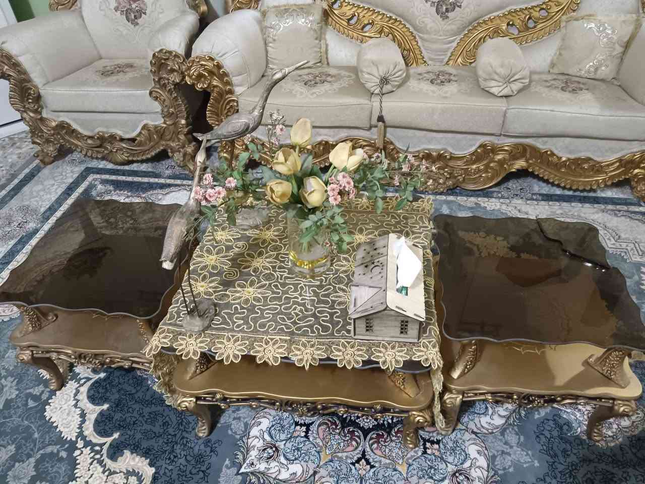 للبيع تخم ملكي ضخم نظيف ١٠ مقاعد تكمه مع طبلات عدد ٣ وحدة منهن بيه كسر بالجامة وموضحه بالصور التخم مستعمل نظيف السعر ٨٠٠  وبي مجال للاستفسار الاتصال على الرقم *********** مكاني حله حي الحسين
