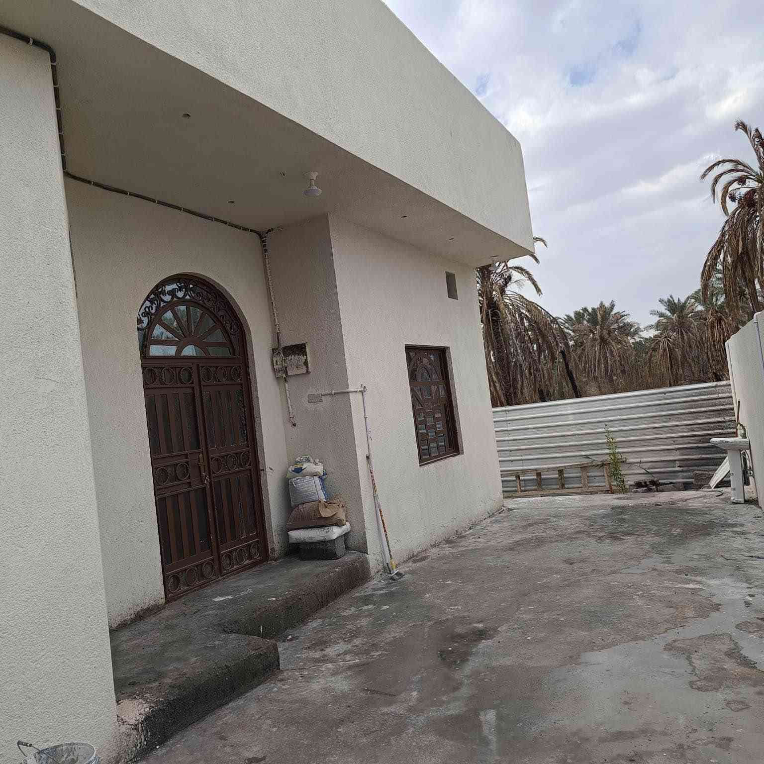 بيت بناء جديد للاجار طابق ارضي في منطقة حمدان الرومية  📌📌
 
يحتوي على 3 غرف منام مساحات واسعه +مطبخ+ديوان + صالة+حمامات  
+ البيت يحتوي على كراج كبير يسع سيارتين وايضاً يحتوي على حديقه .البيت مجهز للسكن من كل شئ خزان ماء اساله وخزان ماء حلو وماطور تصعيد ماي مع بوستر واضويه  وكيزر 
المؤجر يفرش ويكعد  
 سعر الايجار 525
*  جميع الخدمات يمها من مستوصف ومطعم ومخبز وفرن و مدراس وجامع وحسينيه
للاستفسار عن القياسات والامور الاخرى اتصال على الرقم او تواصل على الواتساب
***********
0786376217 البصرة, العراق
