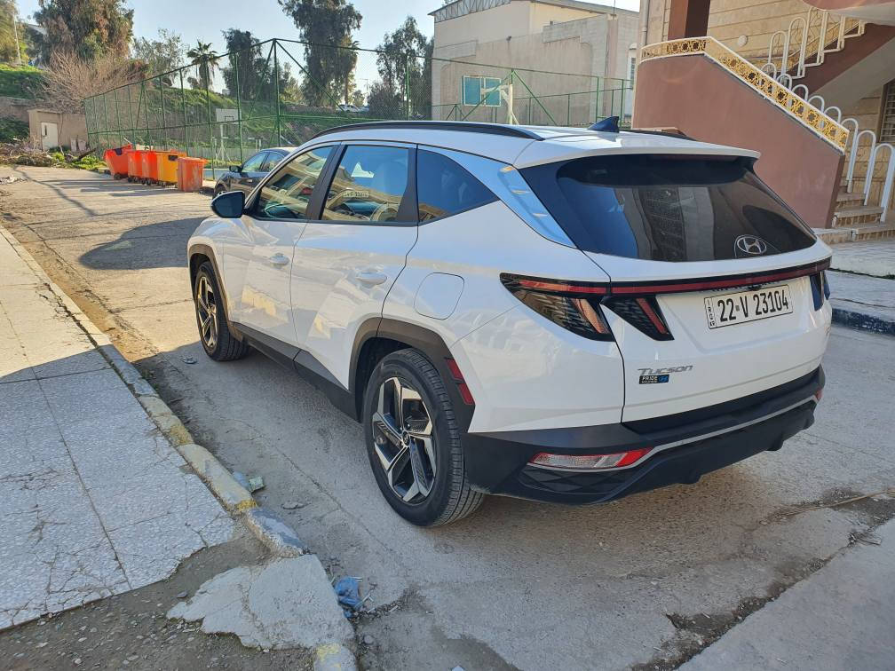 ما شاء الله، للبيع أيقونة التكنولوجيا والراحة هيونداي توسان (Hyundai Tucson) فئة SEL مضاف إليها حزمة الراحة المصنعية بالكامل. السيارة تتميز بمواصفات تقنية متطورة ومظهر رياضي فاخر بفضل الجنوط الكبيرة والفتحة.
​أبرز المواصفات والمميزات:
​المظهر الخارجي:
​فتحة سقف كهربائية تضفي لمسة فخامة.
​جنوط رياضية مقاس 19 إنش (الأكبر والأكثر ثباتاً في فئتها).
​إضاءة ذكية (LED Daytime Running Lights): مع نظام إضاءة متطور للطرقات.
​صندوق خلفي ذكي (Smart Power Liftgate): يفتح كهربائياً بمجرد الاقتراب منه، مع إمكانية ضبط الارتفاع.
​المقصورة والرفاهية الداخلية:
​إضاءة محيطية (Ambient Lighting): نظام إضاءة داخلية بـ 64 لوناً قابلة للتخصيص.
​نظام التكييف المتقدم: تحكم مناخي مزدوج مع ميزة تبريد وتدفئة المقاعد.
​شاشات ديجيتال: لوحة عدادات رقمية بالكامل 10.25 إنش + شاشة ملاحة وسطية 10.25 إنش.
​أنظمة القيادة والأمان الذكية:
​أوتو هولد (Auto Hold) وبريك إلكتروني.
​أنظمة الثبات: مانع انزلاق (TCS)، ونظام المساعدة في نزول المنحدرات (DBC).
​القيادة الذكية: رادار تفاعلي (Smart Cruise Control)، المحافظة على المسار، وتنبيه النقاط العمياء.
​الشحن والتشغيل: شاحن لاسلكي للجوال، تشغيل عن بعد، ودخول ذكي (بصمة).

الضرر موضح في الصور السيارة بأسمي وتحويل مباشر 
ماشية في العراق فقط ٦٠٠ كيلو وتم اجراء صيانة عاملة للشكرة يأجود الزيوت والفلاتر حسب جدول الصيانة الدوري للسيارة. 
محتاج فلوس واريد ابيعها 

السعر قفلها ٢٠٢٠ موصل, نينوى


**إذا كنت صاحب هذا الإعلان وتريد حذفه لأي سبب، رجاءا أرسل رسالة إلى الدعم الفني**