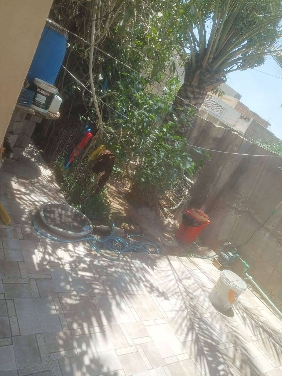 عقار للبيع 
200 متر طابو سكني 
الرحمة / شارع الصحفية / قرب جامع صهيب الرومي 
البناء يتكون من غرفتين  فقط ، جاهزات للسكن  ( مطبخ + غرفة + صحيات + كراج ) 
للاستفسار// ***********
واتساب،  اتصال
