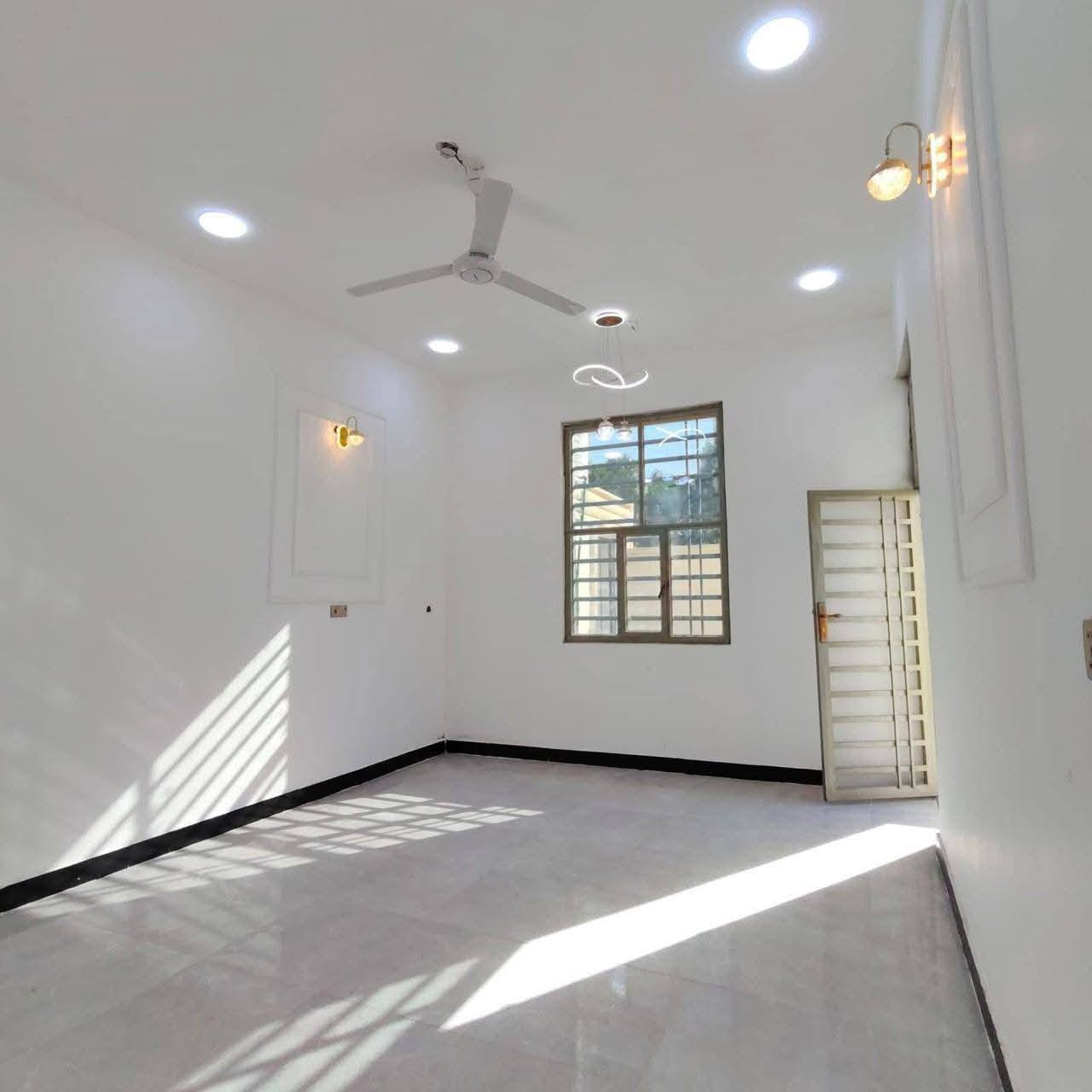 سلام عليكم للاستفسار ***********
بيت للبيع المساحة 200متر
يحتوي على غرفتين منام 
#واستقبال 
#ومطبخ
#كراج
#البيت يقع على شارع تبليط مباشرتا
العنوان ابي الخصيب حمدان خلف جامع القدس
السعر125مليون وبي مجال 
للاستفسار *********** البصرة, العراق
