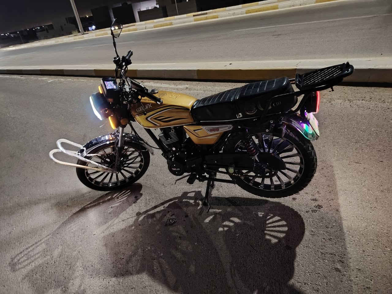 للبيع موطور سونك موديل 2025محرك 200cc دراجه جاهزه من كلشي اي نقص مابيها جديده 
بمعنه الكلمه بدون اوراق مكفوله من السرقه دراجه مال جمعيه السعر 800 وبيهه مجال مكان الرمادي 5كيلو اي استفسار تصال علا الرقم التالي  ***********.     @إشارة
