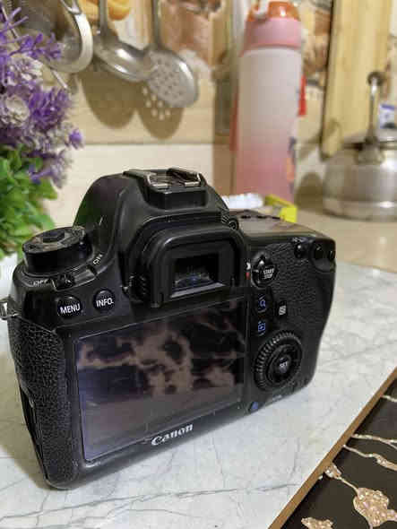 السلام عليكم كانون 6D
عدسة 70_300 رياضي 
بطارية شاحنة 
كامرة صورته كلش حلوة 
السعر 400 
مكاني بغداد جسر ديالى 
وهاذة رقمي ‭٠٧٧٣ ٩٥٣ ٦٦١٨‬ 👋🏻
