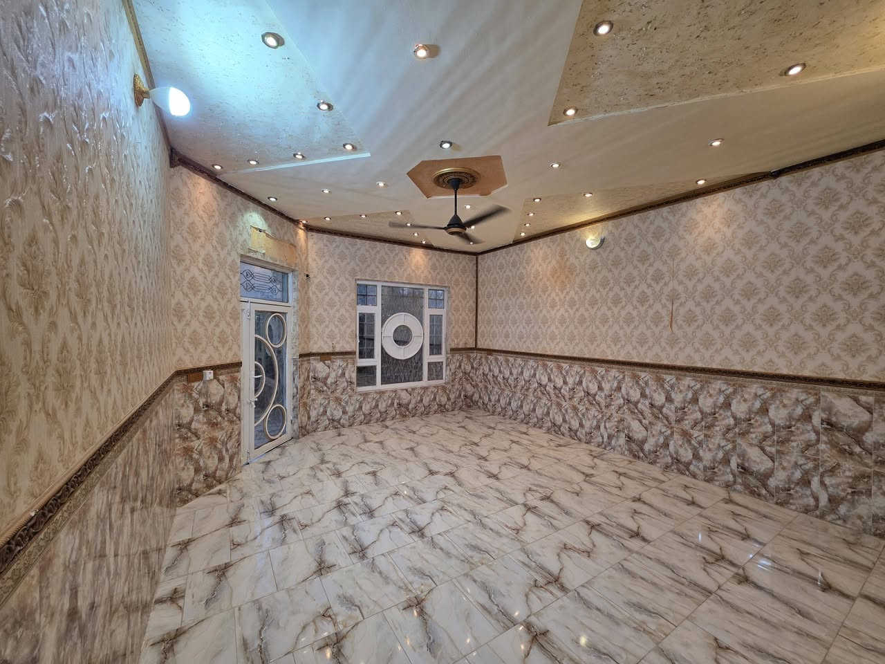 بيت للبيع مساحة ٢٢٠ ركن كوت حي الحكيم قريب الكورنيش 
تفاصيل البيت :البناء طابوك يحتوي على غرفتين نوم وصالة ومطبخ واستقبال مع كراج وحديقة +السطح شتايكر السعر ٨٥ وبي مجال
الاستفسار مراجعة دلالية احمد السعيدي 
عنوان المكتب قرب حسينية بيت خليفة 
الاتصال *********** واتساب
***********
