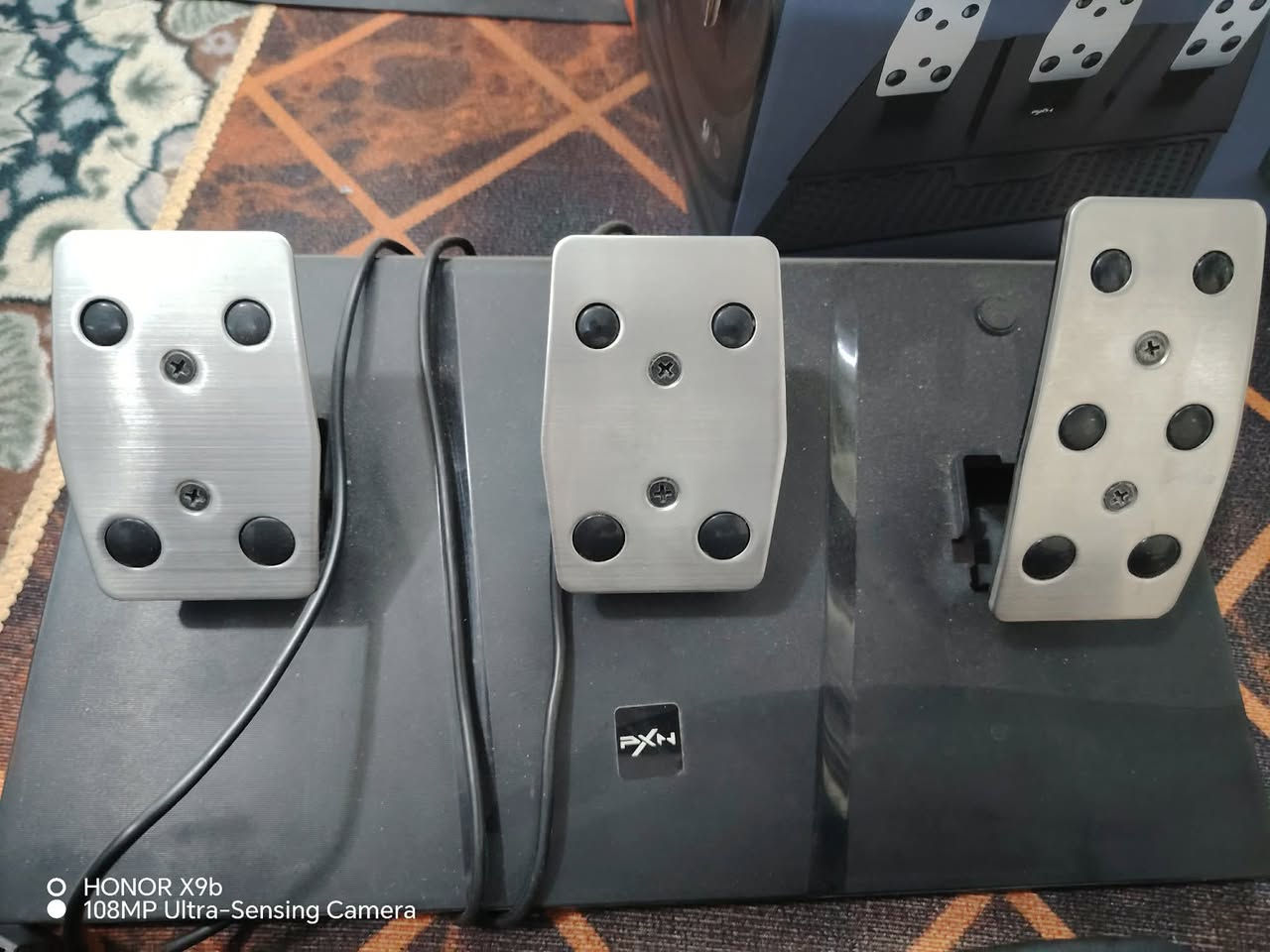 سلام عليكم عندي دركسون V9
ملحقات كلهن
فره كامله ونص فره 
يصير عله PC.3.4و Xbox ONEو SERIES XIS و NS
جديد حته ما استخدمته اشتريته وتركته 
السعر 100وبيه مجال 
الرقم» *********** وبي واتساب
