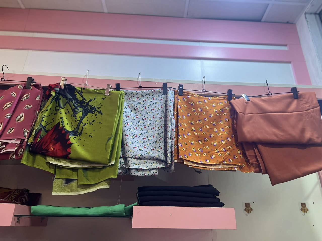 تتوفر لدينا كشامير صادة +مشجرة +فراشات جاهزة مع كوشات رمضانية مع فرشة منضدية نورونة بجيتكم عنوان بغداد (حي حسين سوك العصري اقمشة المصطفى لاستفتسار ***********
