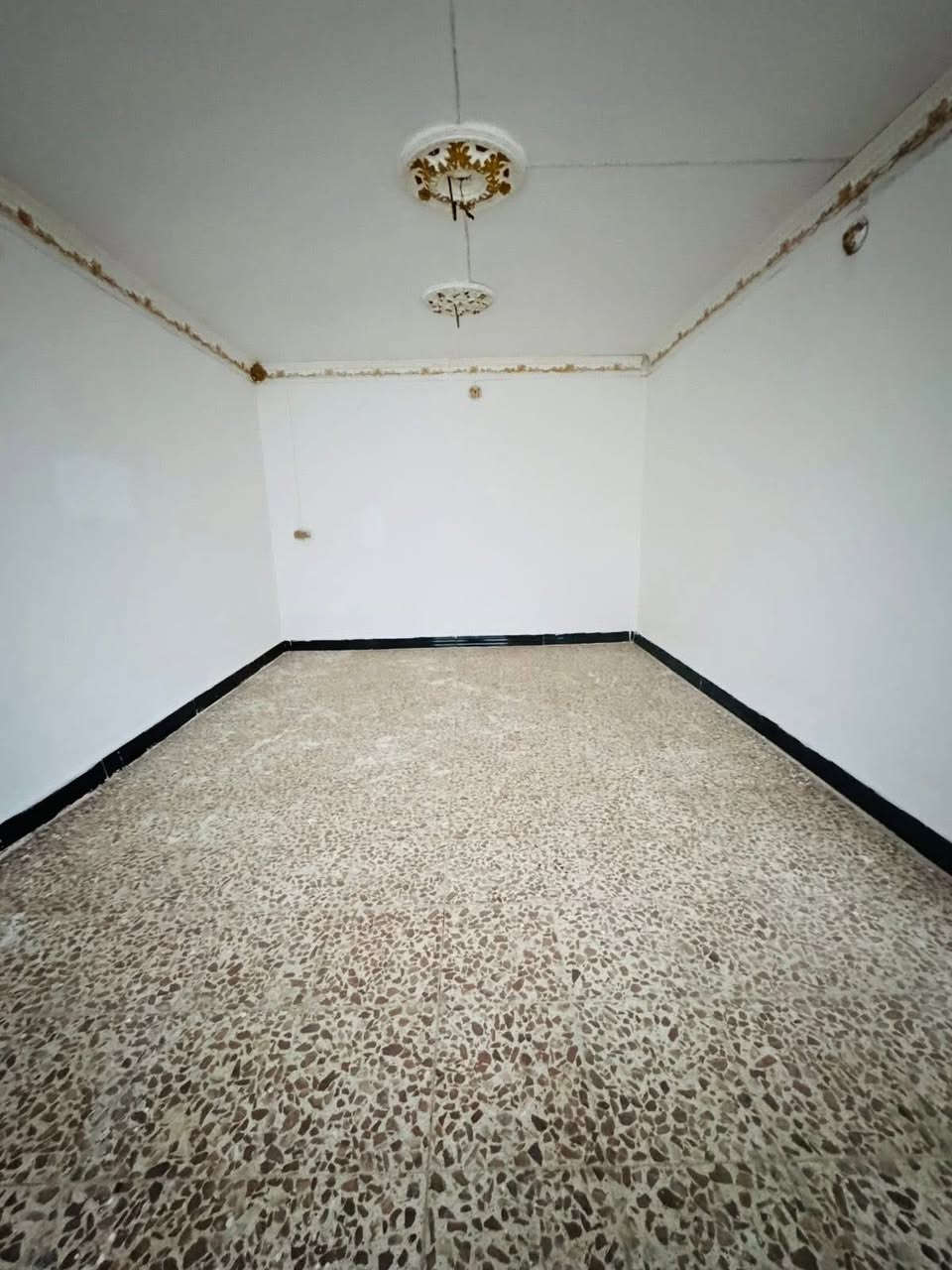 #بيع_مستعجل_سعر_منااااااااااااااسب 

دار للبيع 200م طابو زراعي سند 25 
استلام مباشر 
يحتوي على 👇🏻 
غرف نوم 3 - صاله - كلدور - مطبخ - مجمع صحيات عدد 2 - مناور - كراج - حديقه  
(ملاحظه بناء البيت طابوك وبلوك قليل   + نقص تطبيك السطح) 
الموقع 📍
نهاية نادر الثالثه - مقابل محطة العرفان 

للاسـتـسفار عـن اي عقار يتم نشره  مراسلة الصفحه او الاتصال على  
   ⁠***********    ***********
