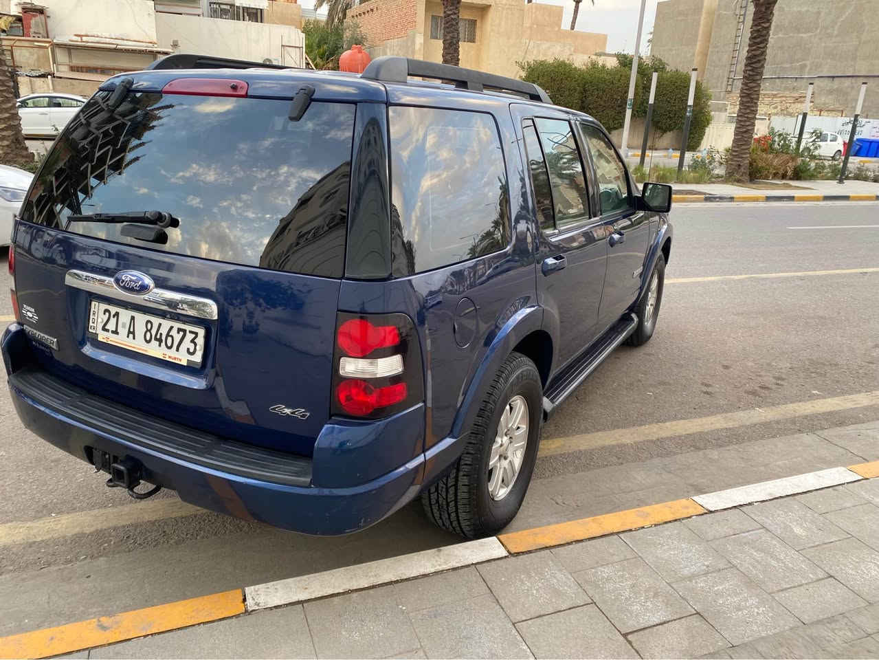 السلام عليكم 
للبيع فورد اكسبلورر 2008  كلين بدون صبغ او تبديل 
مكينه سته سلندر كير ومكينه مكفولات 
خمسه راكب قطعتين تبريد 
شاشه وكامره خلفيه 
تحكمات ستيرن 
كشن سايق كهرباء
تخم تايرات جدد كهربائياتها كلها شغاله 
السياره نظيفه وترايها كلش حلو 
رقم سليمانيه الدولي 
السعر 10500$ وبيها مجال بسيط 
مكاني بغداد
*********** بغداد, العراق

