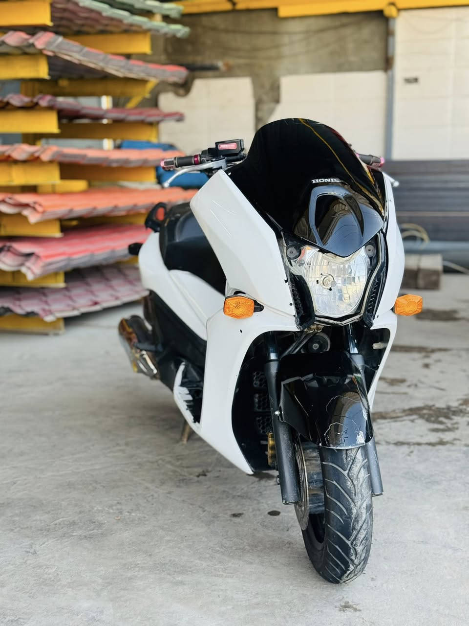 فورزا  فاز 011
مكينه شلعه ومعدل خرسه ناعمه
عميه بلاديه 
تراي وين ما يعجبك 
كفراتها 80‎%‎
كلجات نظيفه بلاد قايش نص عمر
كهربائيات شغاله 
دهن امزويل
اوراقها كامله اصولية
مكانها حلة سعرها 1300 وبيها مجال

***********
