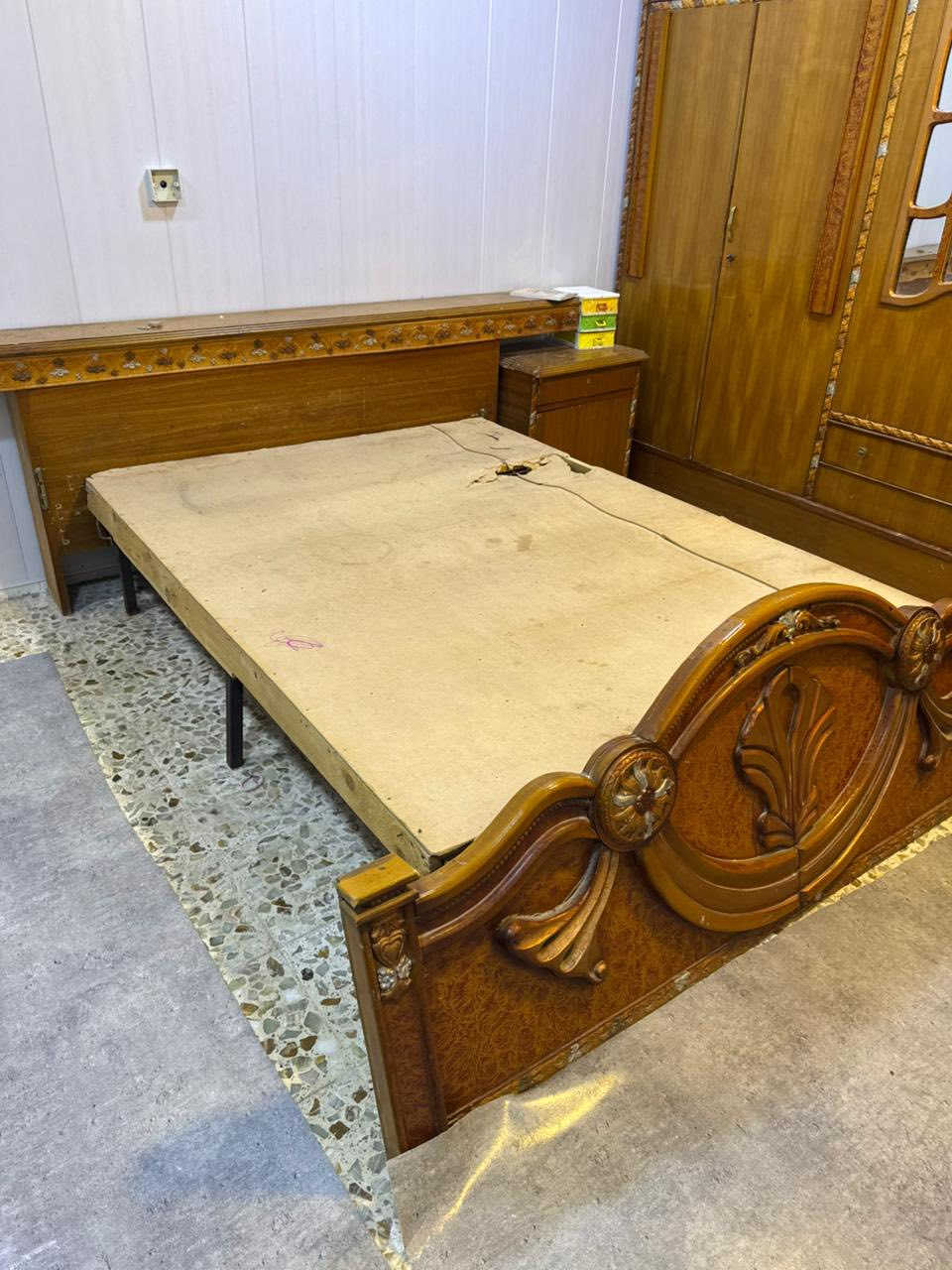 غرفه اخشاب مستعمله للبيع في البصرة الهارثة السعر 450 وبي مجال الرقم ***********
