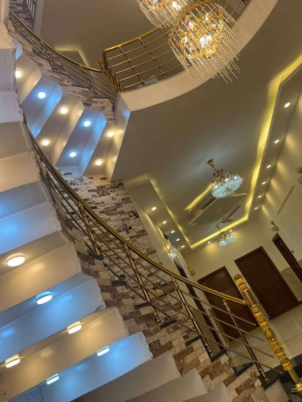 شوفو هاي التحفة المعمارية
بيت حديث للبيع ، بناء درجة اولى ، في حي الرافدين ، خلف الريان سنتر ، قرب اعدادية الصناعة ، موقع جدا ممتاز ، واجهة مرمر
طابقين ، بناء 2020
المساحة / 350 متر
الواجهة / 15 متر
يحتوي على / 7 غرف ماستر وصالة عدد 2 واستقبال كبير ومطبخ كبير وكراج وحديقة وصحيات
سعر البيت / 950 مليون

توجد لدينا عروض اخرى
للأستفسار الاتصال على الارقام التالية
قسم البيع / *********** - ***********
قسم الايجارات / ***********
نستقبل كافة العروض والاعلانات نشرها وترويجها مجانا
عنوان المكتب / الجنينة / شارع جامع الكرناوي / مقابل فتافيت سنتر
