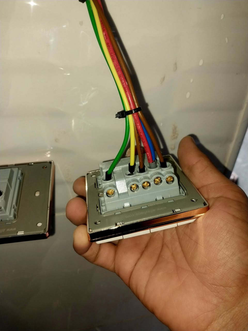 أحد اعمالي تقفيل سويجات + بدي سيركت
الكهربائي محمد الحلبوسي
***********
